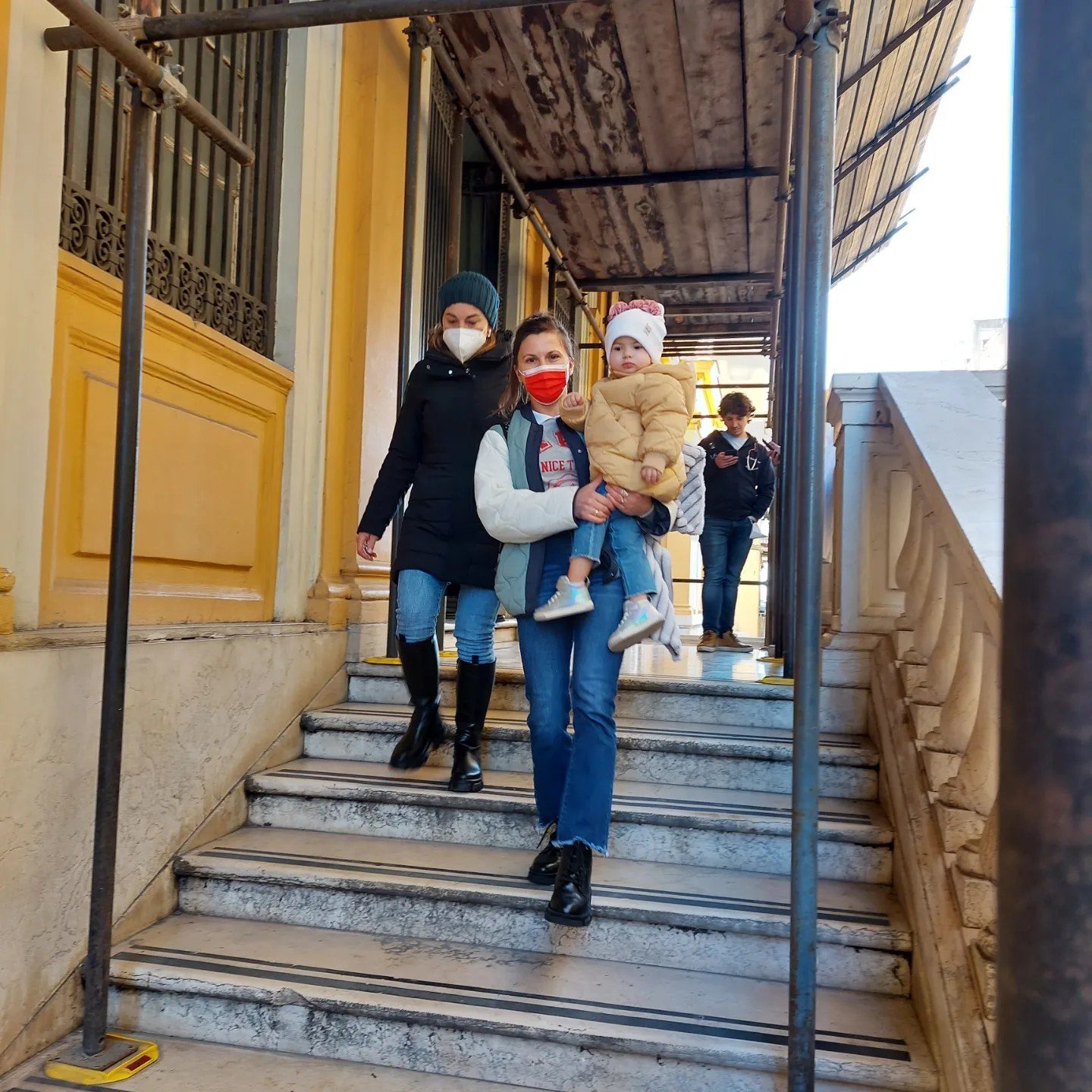 Una volontaria A.R.L.I. accompagna una famiglia con un bambino
